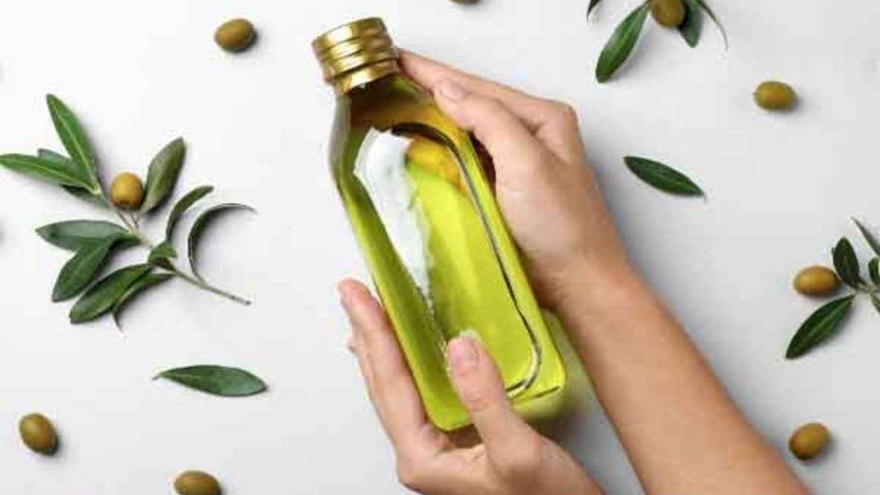 Dandruff: খুশকির সমস্যা দূর করতে কীভাবে অলিভ অয়েলকে ব্যবহার করবেন? দেখে নিন