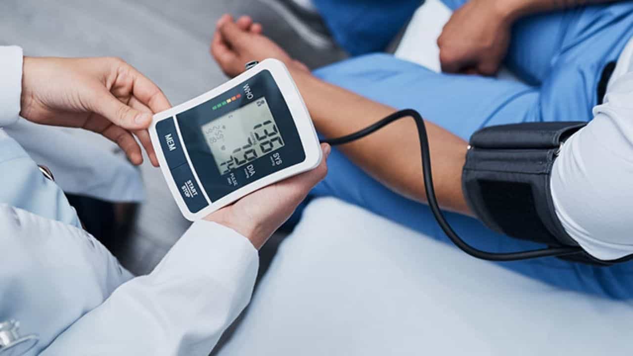 Hypertension: হাইপারটেনশন রোগীদের খাদ্যতালিকা কেমন হওয়া উচিত? পরামর্শ বিশিষ্ট পুষ্টিবিদের Hypertension: হাইপারটেনশন রোগীদের খাদ্যতালিকা কেমন হওয়া উচিত? পরামর্শ বিশিষ্ট পুষ্টিবিদের