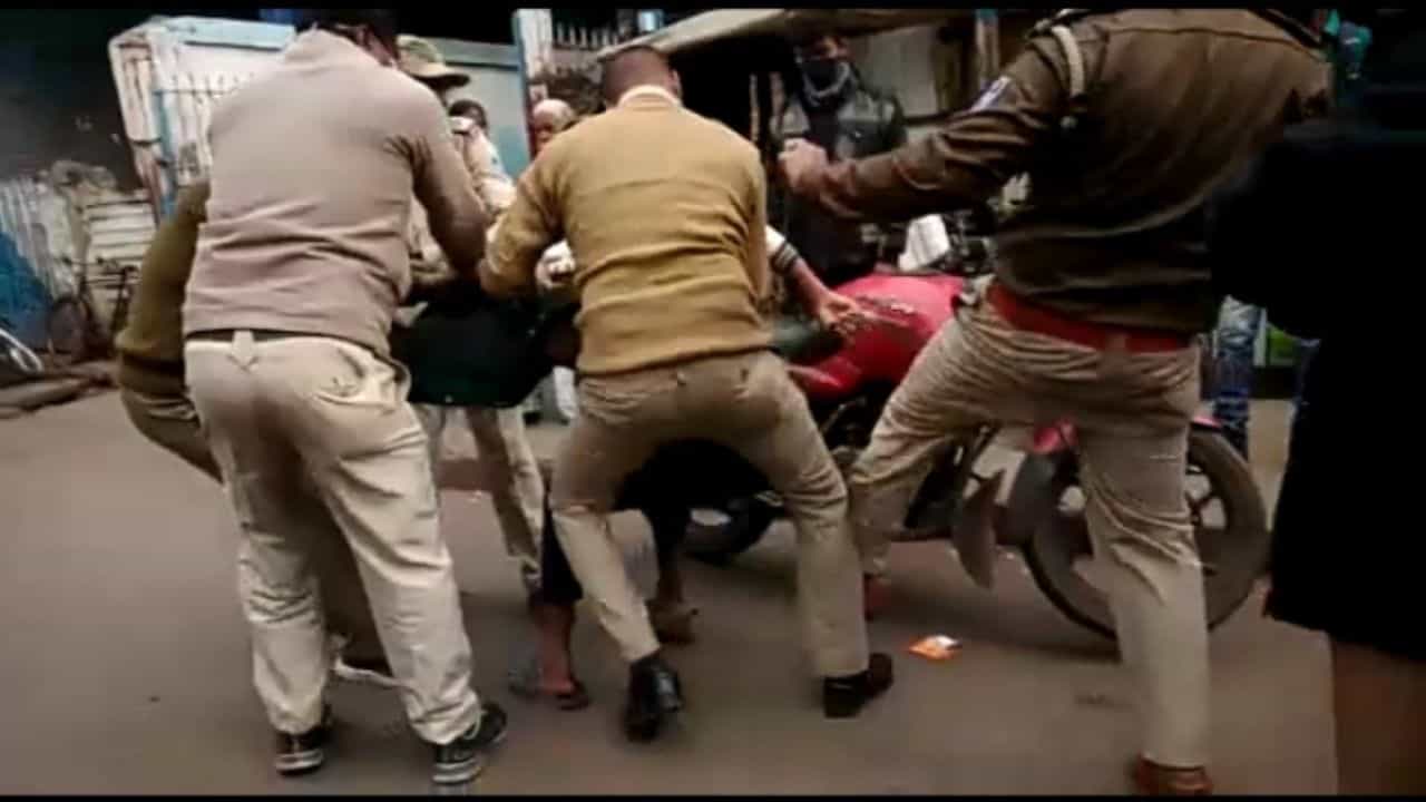 Police: যুবককে রাস্তায় ফেলে একের পর এক লাথি, ঘুষি! এ কেমন রূপ পুলিশের?