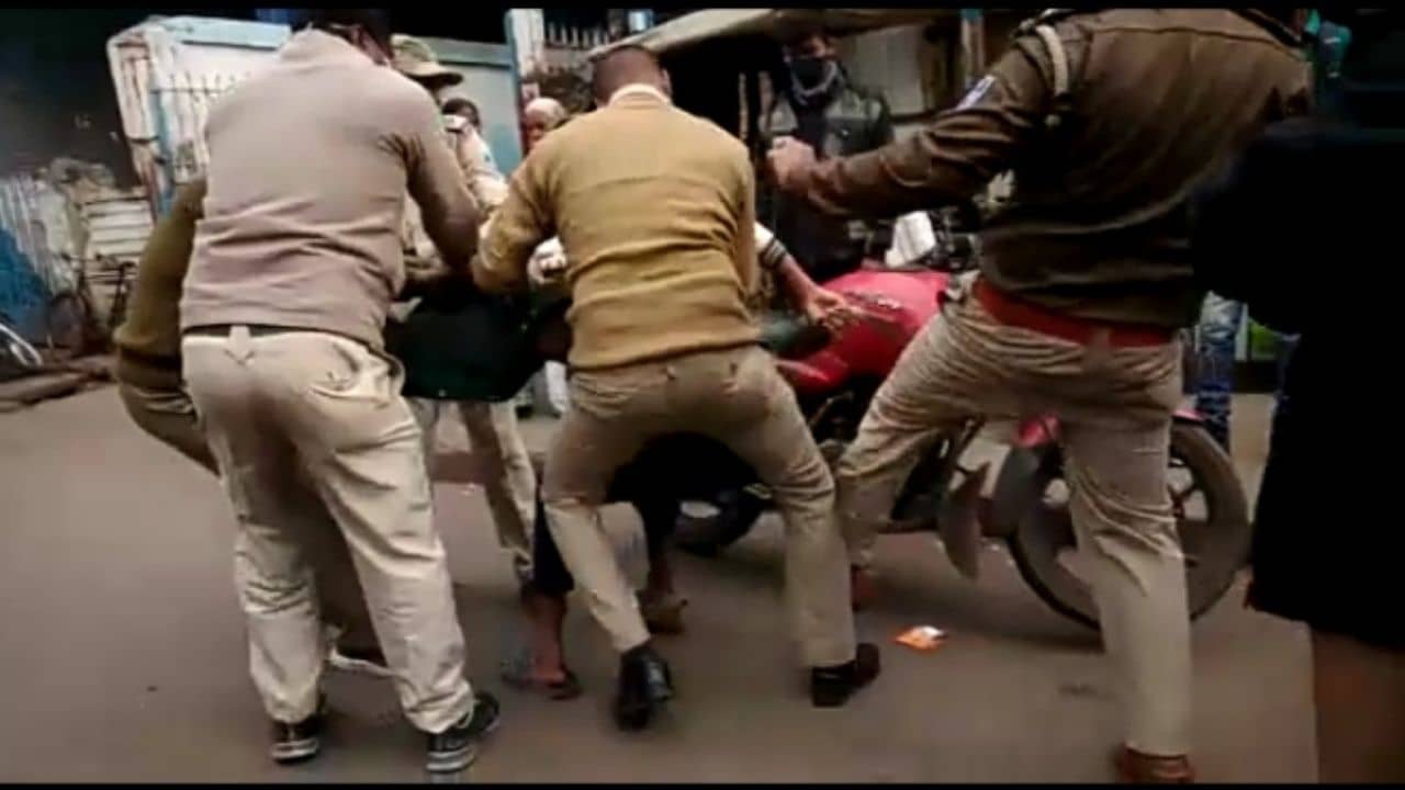 Police: যুবককে রাস্তায় ফেলে একের পর এক লাথি, ঘুষি! এ কেমন রূপ পুলিশের?