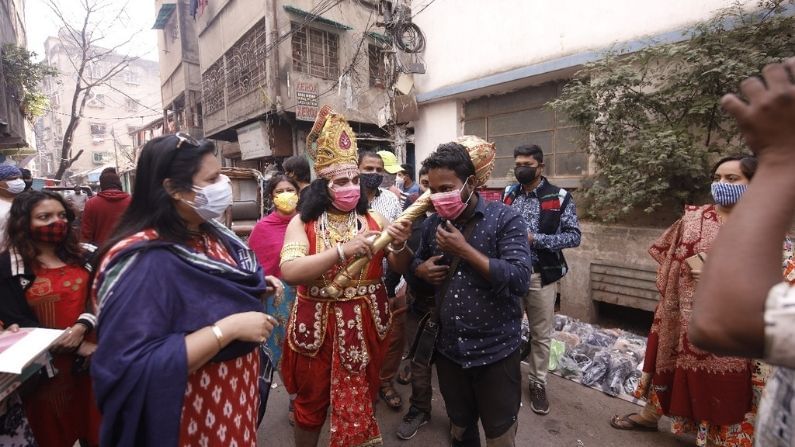 তিনি আরও বলেন, "এর আগে যমরাজ সেজেও তারা কোভিড সচেতনতা বাড়ানোর উদ্যোগ নিয়েছিলেন।"