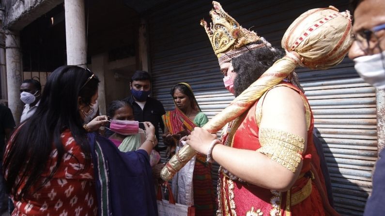 এদিন হাওড়া শহরের কালিবাবু বাজার এলাকার  বিভিন্ন রাস্তায় রাস্তায় হনুমান ঘুরে বেরিয়ে বিভিন্ন সচেতনমূলক বার্তা দিচ্ছে নগরবাসীকে। পাশাপাশি মাস্কও বিলি করা হয়। মাস্কহীন মানুষ দেখতে পেল হনুমান তার গদা দিয়ে মারও দেন।