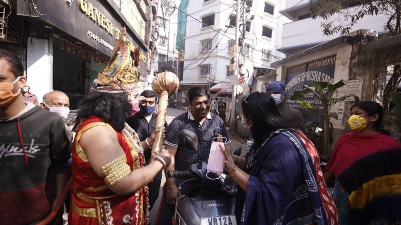 আজ কালিবাবু বাজার এলাকায়  কোভিড নিয়ে সচেতনতা বাড়াতে এবং বিধি নিষেধ মেনে চলার বার্তা নিয়ে এবার রাস্তায় নামলেন স্বয়ং হনুমান। কোভিডকে হারাতে হাওড়াবাসীদের যাতে আরও কঠোরভাবে সরকারের লাগু করা বিধি-নিষেধ মেনে চলে তাই হাওড়া পৌরনিগমের প্রাক্তন পৌর প্রতিনিধি মল্লিকা রায়চোধুরী এই অভিনব উদ্যোগ গ্রহণ করেন। 