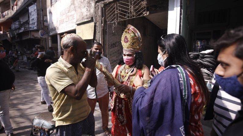 বাড়ি থেকে বেরোবেন না। বেরোলেই মারণ রোগ করোনা ভাইরাস আক্রমণ করতে পারে আপনাকে। আক্রমণের শিকার হলে ভর্তি হতে হবে হাসপাতালে। আর তার শরীরে যদি রোগ প্রতিরোধ ক্ষমতা কম থাকে তাহলে শেষ অব্দি মৃত্যু অনিবার্য, যমরাজ টেনে নিয়ে যাবে পৃথিবী থেকে তাকে। সকলকে আবেদন করলেন ঘরে থাকার।