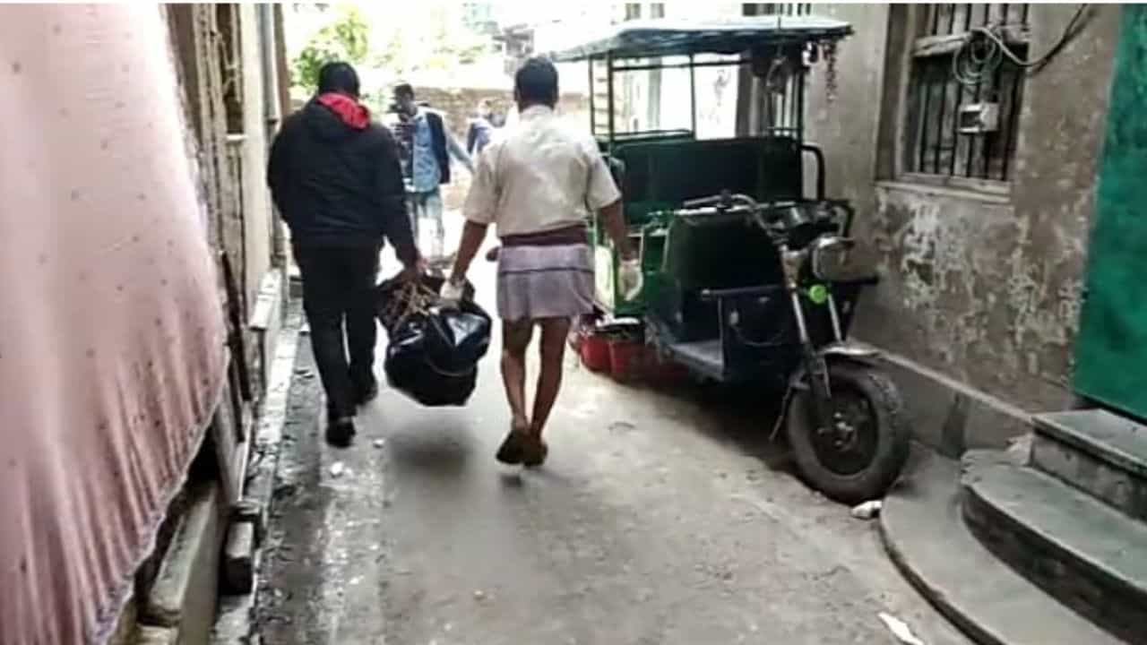 Shibpur Dead body Reacover: কেউ খোঁজ নেয়নি, শিবপুরে ১০ দিন ধরে মা আগলে রাখলেন মেয়ের মরদেহ! Shibpur Dead body Reacover: কেউ খোঁজ নেয়নি, শিবপুরে ১০ দিন ধরে মা আগলে রাখলেন মেয়ের মরদেহ!
