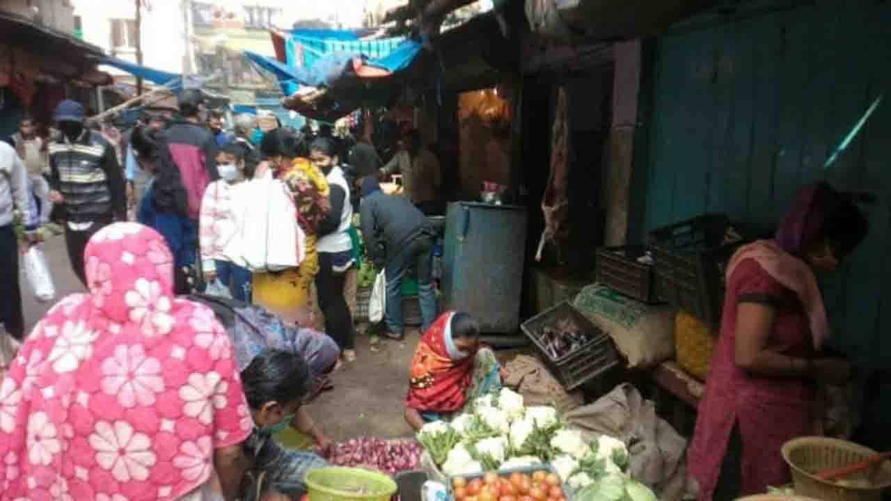 Corona in West Bengal : মাছ-মাংসের লোভে করোনা ভুলল খাদ্যরসিক বাঙালি, রবিবাসরীয় বাজারে নেই শারীরিক দূরত্ব