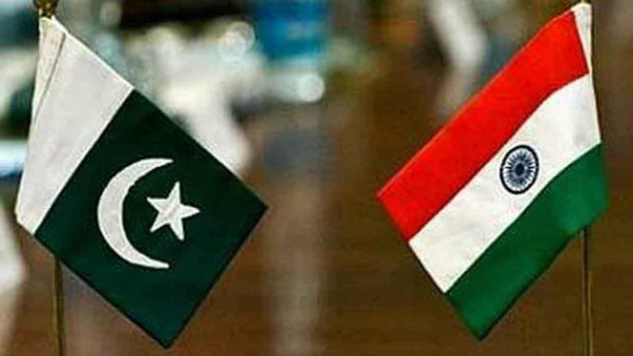 India-Pak Relation: অর্থনৈতিক সঙ্কটই কী প্রধান কারণ? ভারতের সঙ্গে বাণিজ্য চালু করতে মরিয়া পাকিস্তান India-Pak Relation: অর্থনৈতিক সঙ্কটই কী প্রধান কারণ? ভারতের সঙ্গে বাণিজ্য চালু করতে মরিয়া পাকিস্তান
