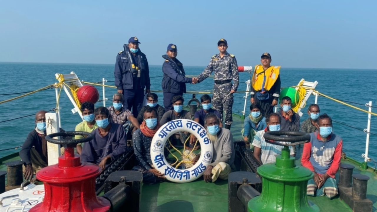 Indian Navy: সমুদ্রে বিকল ট্রলার! ২০ মৎস্যজীবীকে উদ্ধার করে বাংলাদেশ পাঠাল ভারতীয় নৌসেনা