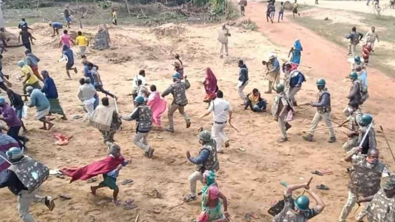 JSW Plant in Odisha: JSW-র কারখানা তৈরি নিয়ে রণক্ষেত্র পুলিশ-জনতার, আহত পুলিশ-শিশু-সহ ৪০