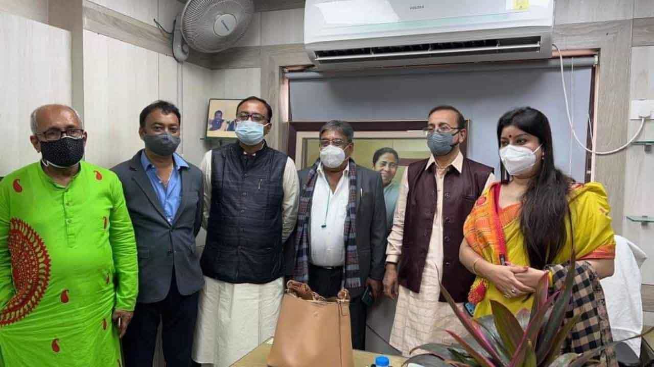 Kolkata Municipal Corporation : তৃণমূল কাউন্সিলরকে হাত তুলে সমর্থন, বরো চেয়ারম্যান নির্বাচনে সৌজন্যের নজির বাম কাউন্সিলরের Kolkata Municipal Corporation : তৃণমূল কাউন্সিলরকে হাত তুলে সমর্থন, বরো চেয়ারম্যান নির্বাচনে সৌজন্যের নজির বাম কাউন্সিলরের