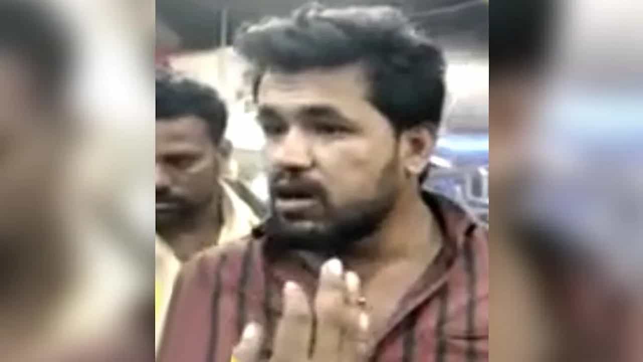 Viral: '১০ টাকা নেই গাড়ি কিনবে!' অপমানিত কৃষক SUV কিনতে আধ ঘণ্টায় ১০ লাখ টাকা নিয়ে হাজির... Viral: '১০ টাকা নেই গাড়ি কিনবে!' অপমানিত কৃষক SUV কিনতে আধ ঘণ্টায় ১০ লাখ টাকা নিয়ে হাজির...