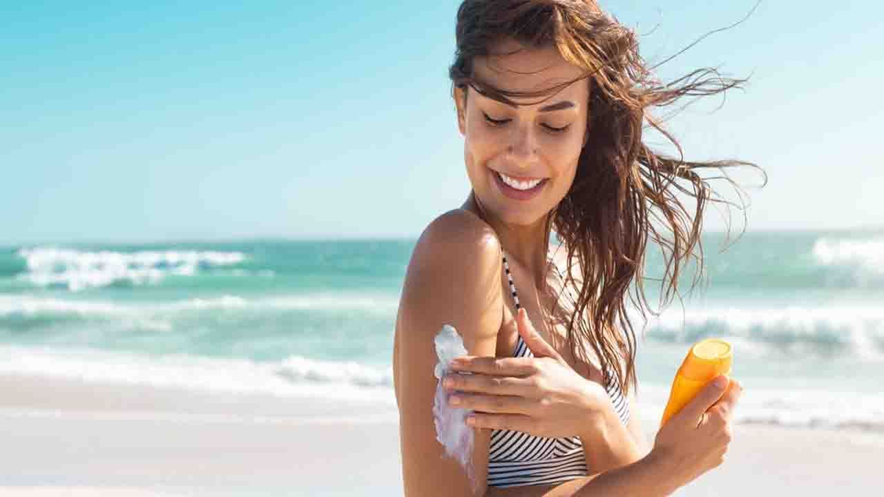 Sunscreen: সব ঋতুতেই ব্যবহার করতে হবে সানস্ক্রিন! জেনে নিন কোন সানব্লক ফর্মুলা আপনার ত্বকের জন্য সবচেয়ে ভাল