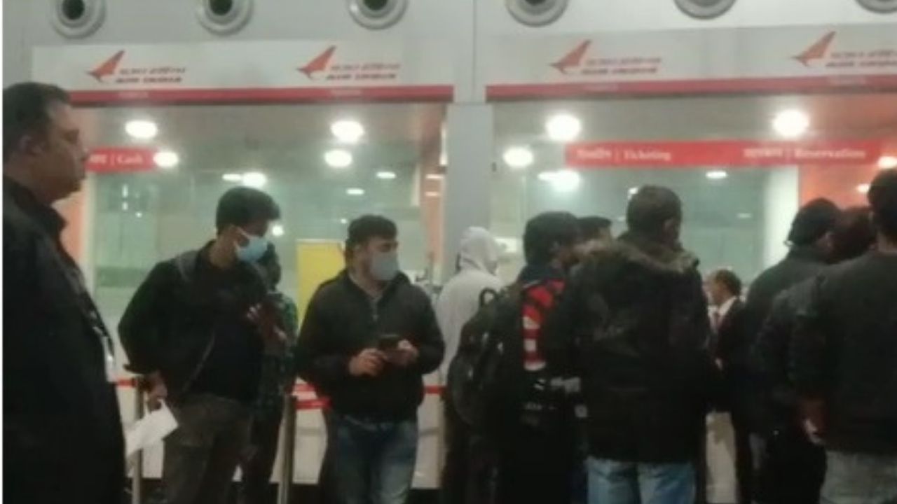 Kolkata Airport: প্রতিকূল আবহাওয়ায় রাচিগামী বিমান নামল কলকাতায়, চরম ভোগান্তিতে যাত্রীরা