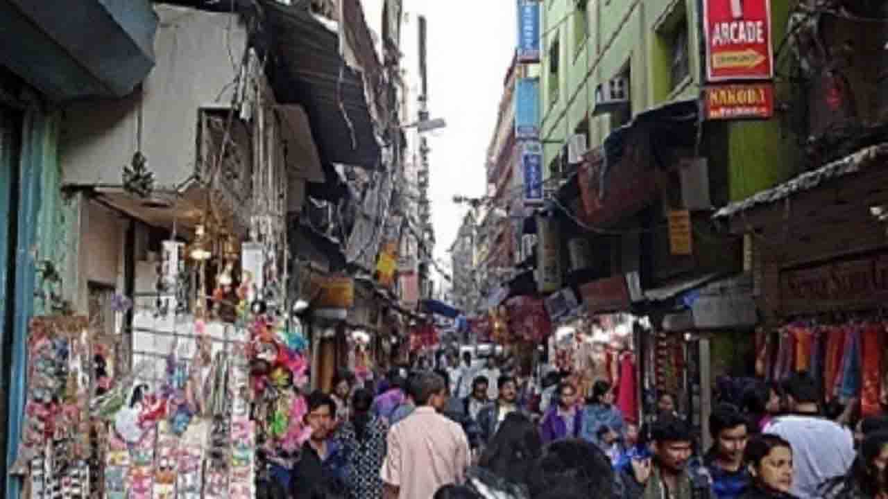 Hawkers in Kolkata: 'ফুটপাথ তুমি কার'! হকার-পথচারির 'টাগ অব ওয়ারে' হাঁসফাঁস করছে শহুরে রাস্তা