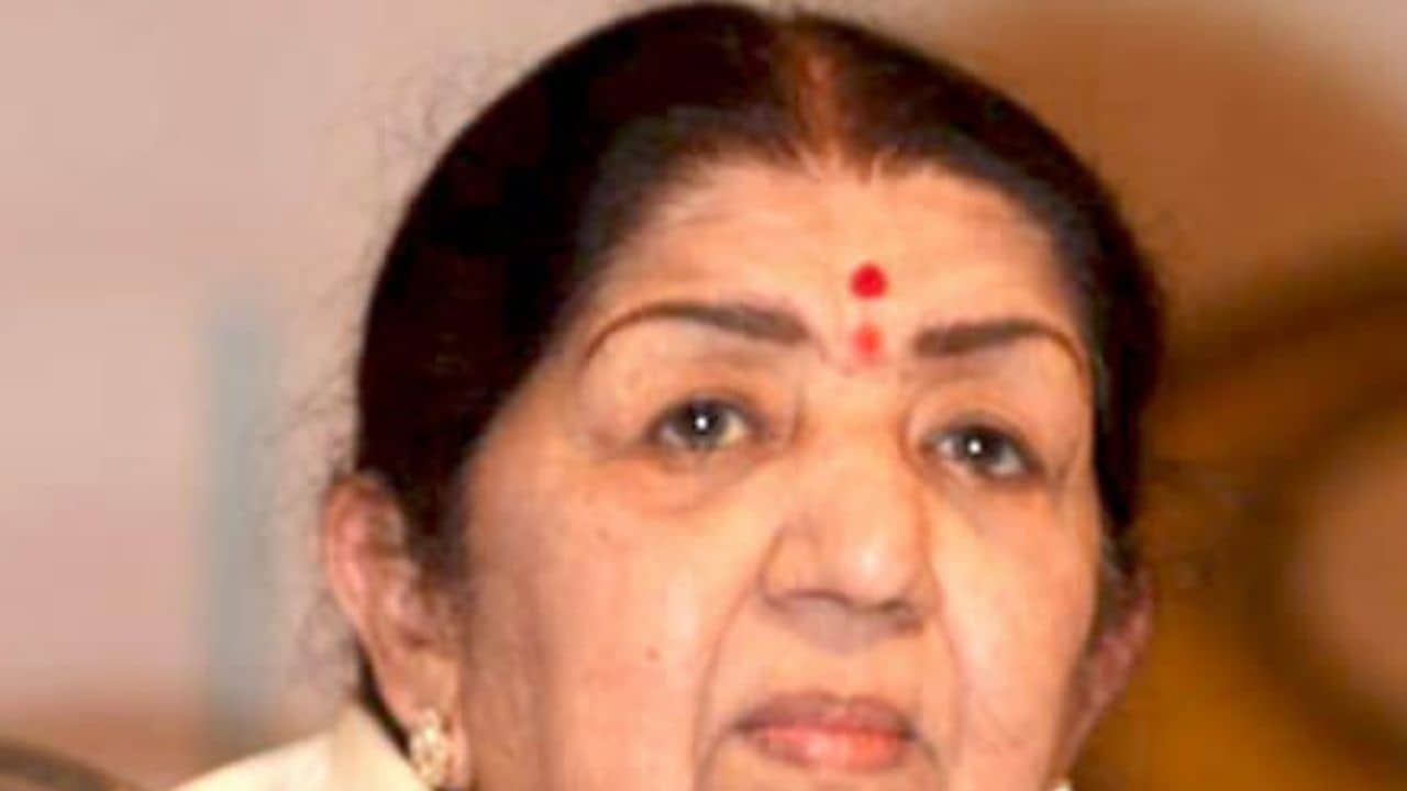 Lata Mangeshkar: বার্ধক্যের কারণেই সুস্থ হতে সময় লাগছে লতাজির: চিকিৎসক