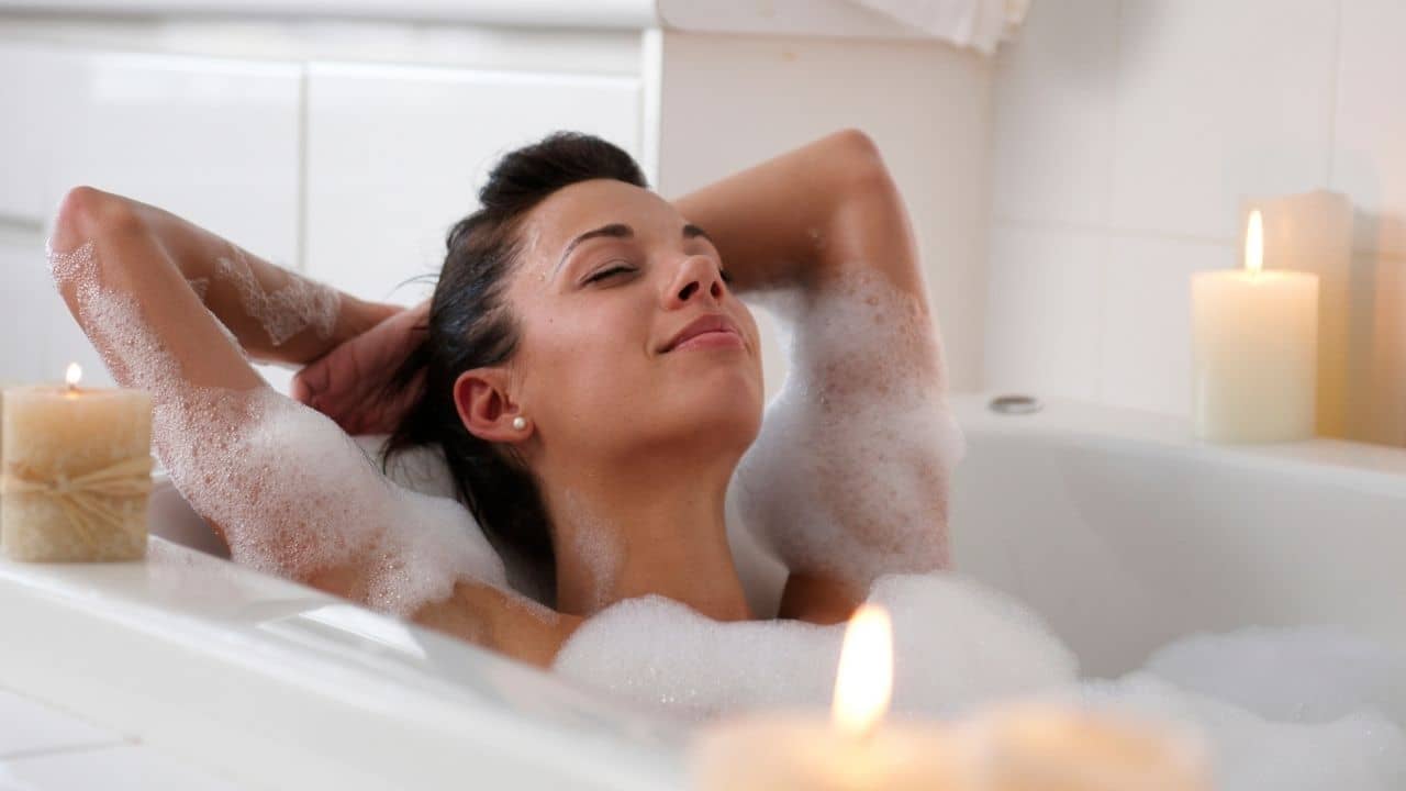 Skincare Tips: সৌন্দর্য বজায় রাখতে ডুব দিন লাক্সারি স্নানে! ছুটির দিনে বাড়িতেই রিল্যাক্স করুন