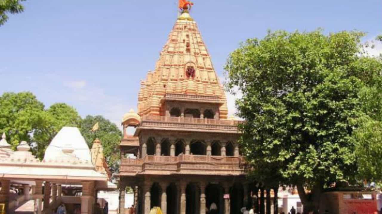 Mahakaleshwar Jyotirlinga Temple: বারো জ্যোতির্লিঙ্গের থেকে এই মন্দির একদম ভিন্ন! রইল বিখ্যাত মন্দিরের অজানা কিছু আধ্যাত্মিক তথ্য Mahakaleshwar Jyotirlinga Temple: বারো জ্যোতির্লিঙ্গের থেকে এই মন্দির একদম ভিন্ন! রইল বিখ্যাত মন্দিরের অজানা কিছু আধ্যাত্মিক তথ্য