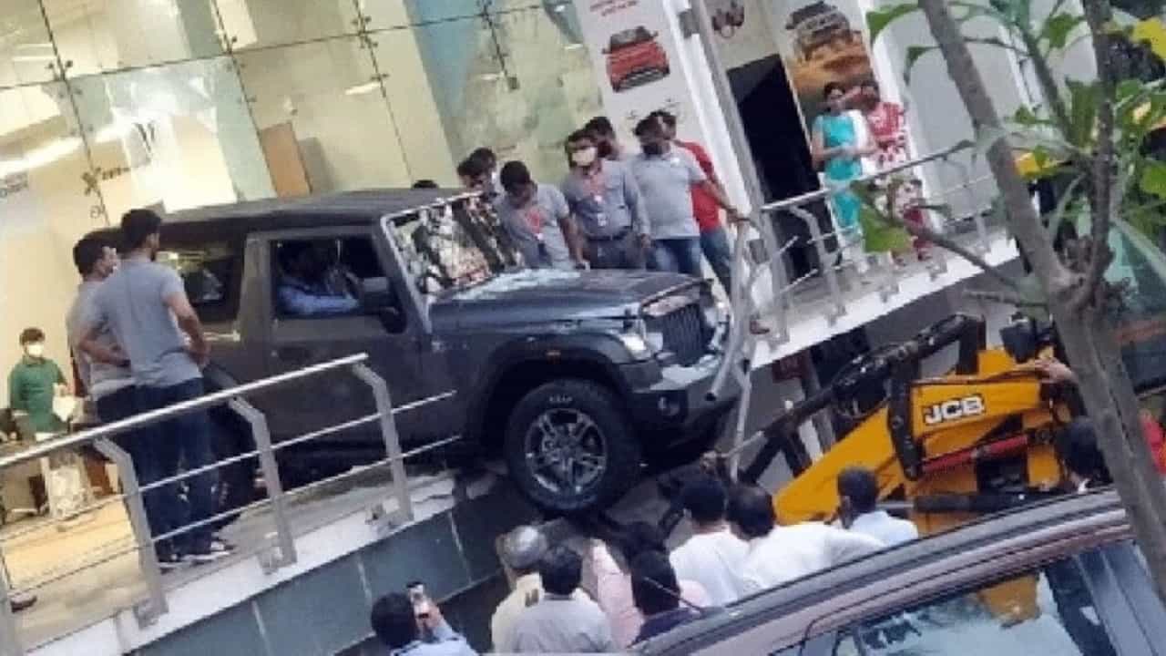 Mahindra Thar: গাড়ি ডেলিভারির পরই দুর্ঘটনা, নতুন মাহিন্দ্রা থার নিয়ে শোরুমের গ্লাস ও রেলিং ভেঙে ফেললেন চালক Mahindra Thar: গাড়ি ডেলিভারির পরই দুর্ঘটনা, নতুন মাহিন্দ্রা থার নিয়ে শোরুমের গ্লাস ও রেলিং ভেঙে ফেললেন চালক