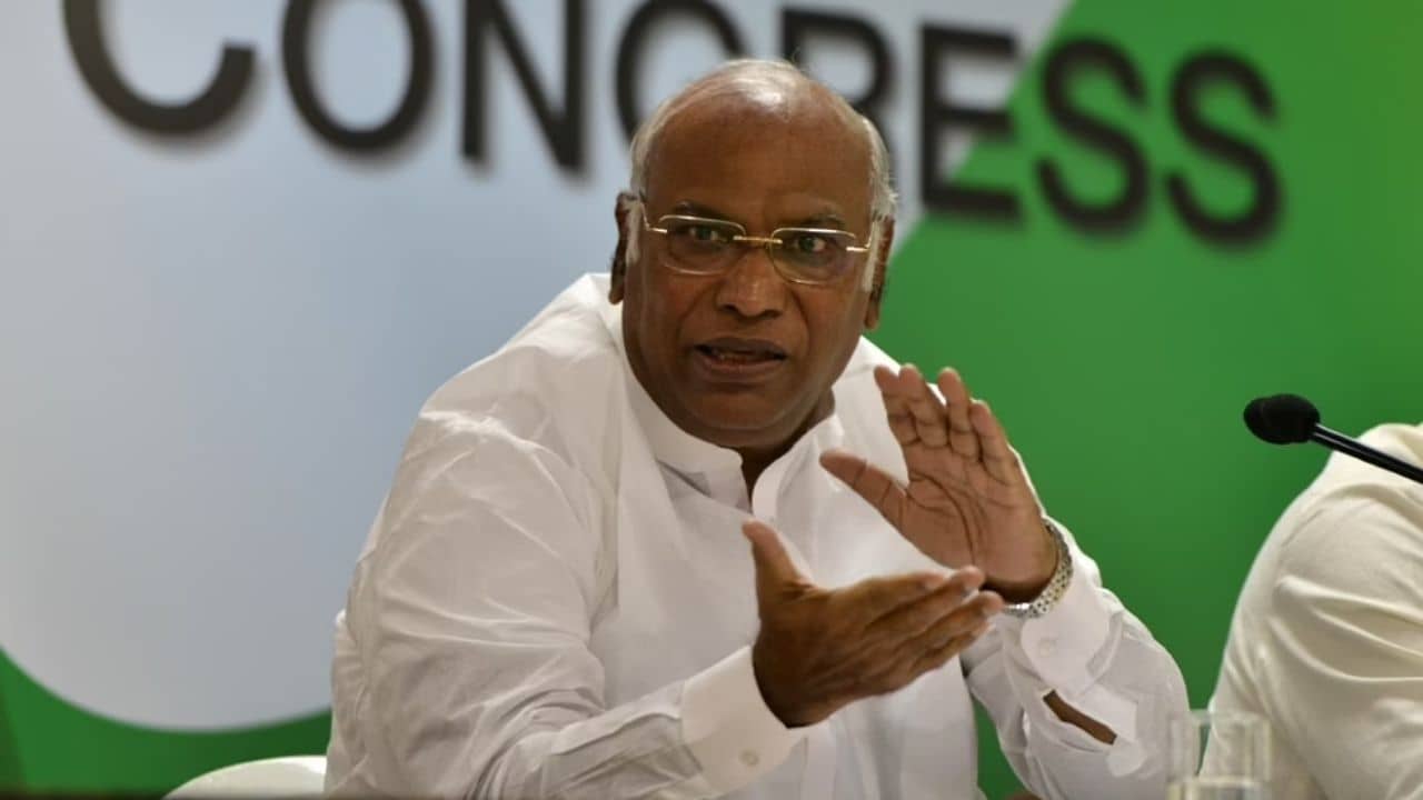 Mallikarjun Kharge: সব সরকারি চাকরি তুলে দিতে চায় বিজেপি, আশঙ্কা প্রকাশ কংগ্রেস সাংসদের