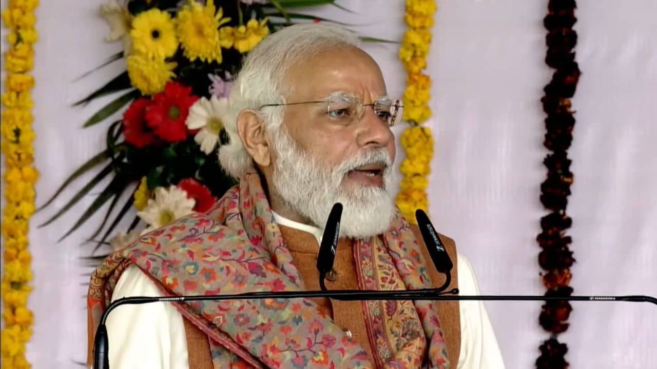 PM Modi in UP: যোগী সরকার অপরাধীদের সঙ্গে ‘জেল জেল’ খেলা খেলছে, বিরোধীদের নিশানা করে বার্তা নমোর