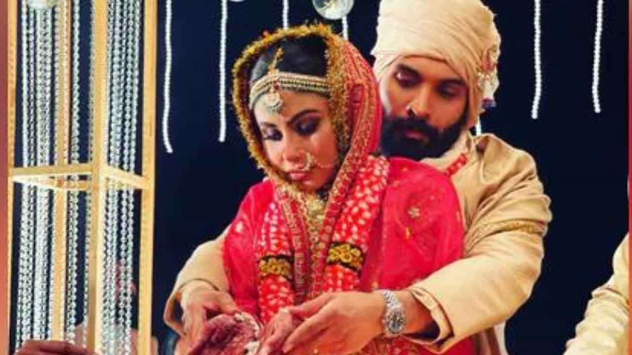 Mouni Roy's Bridal Look: ভরপুর বাঙালিয়ানা আর সব্যসাচীর লাল লেহেঙ্গায় বিয়ে সারলেন মৌনি রায়! Mouni Roy's Bridal Look: ভরপুর বাঙালিয়ানা আর সব্যসাচীর লাল লেহেঙ্গায় বিয়ে সারলেন মৌনি রায়!