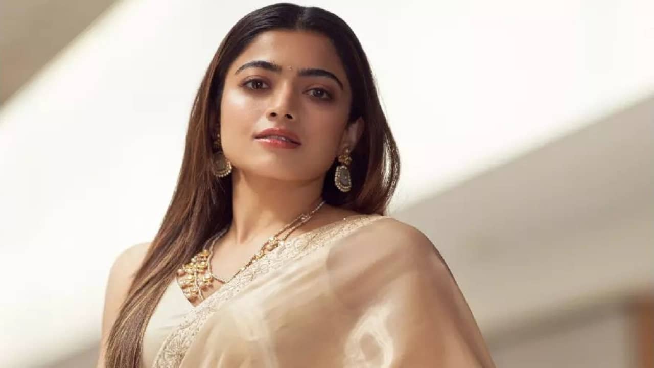 Handcrafted organza saree: রশ্মিকার মতো অফ-হোয়াইট অরগ্যাঞ্জা রাখতে পারেন আপনার কালেকশনেও!