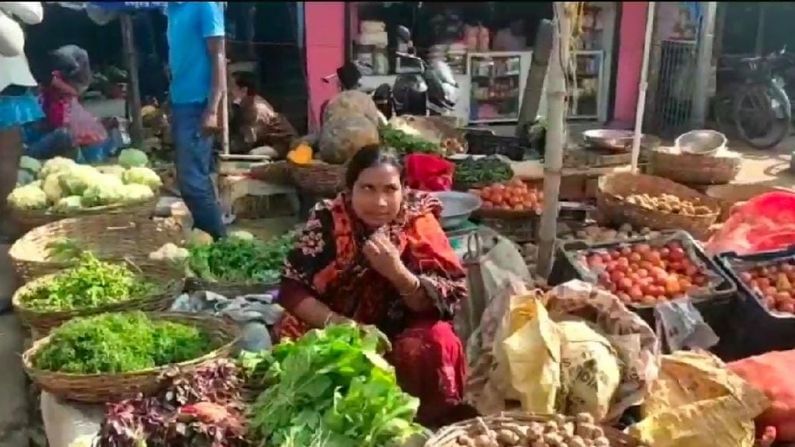 শনিবার সেই নিয়ম মেনেই  ব্যবসায়ীরা দোকান বন্ধ করলেও বেশকিছু দোকান বন্ধ করতে পুলিশকে ব্যবস্থা গ্রহণ করতেও হয়।