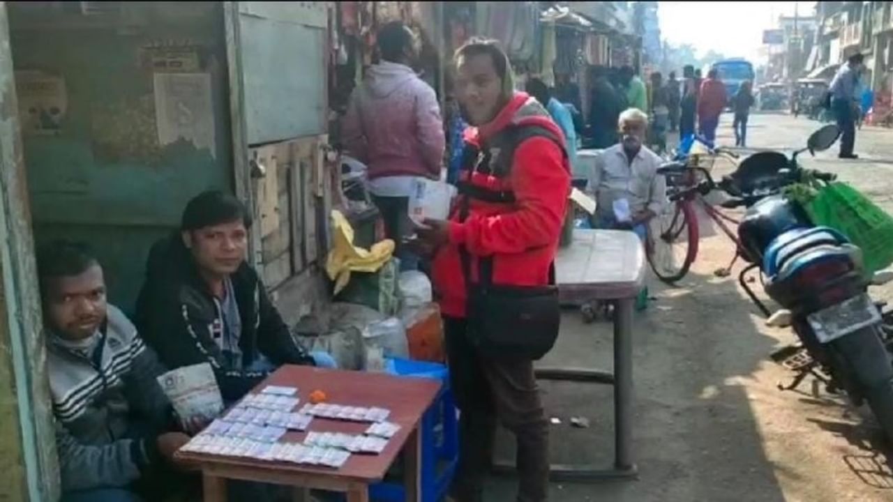 ব্যাপকভাবে ছড়িয়ে পড়ছে করোনা। তার মধ্যে  বিভিন্ন ভ্যারিয়েন্ট দেখা দিয়েছে ইতিমধ্যেই।  করোনার তৃতীয় ঢেউয়ে যেভাবে সংক্রমণ ছড়াচ্ছে তাতে চিন্তায় রয়েছে প্রশাসন।