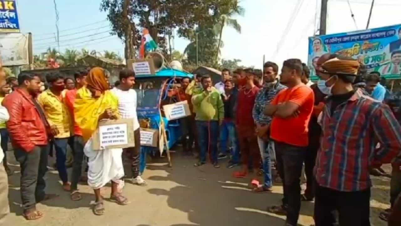 TMC Clash: রোগ পুরনো, শাসকের গোষ্ঠী কোন্দলের সমস্যায় বিপাকে সাধারণ মানুষ TMC Clash: রোগ পুরনো, শাসকের গোষ্ঠী কোন্দলের সমস্যায় বিপাকে সাধারণ মানুষ