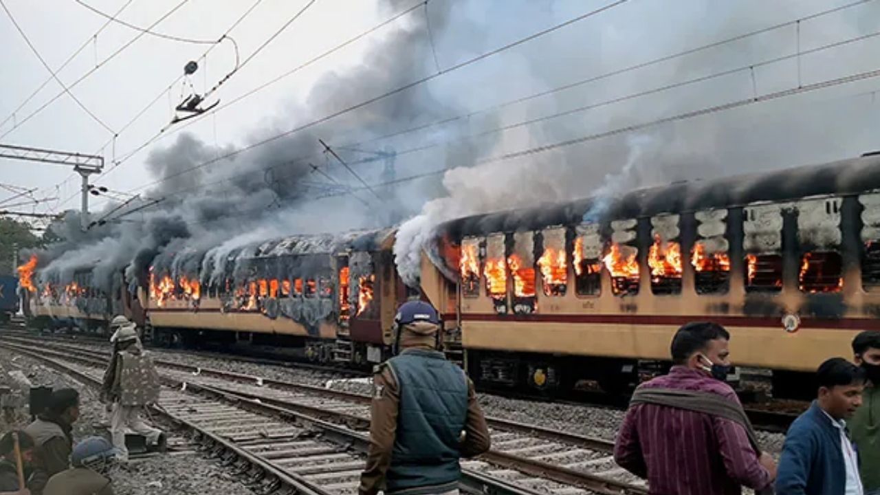 Rail Recruitment protest: নিয়োগ নিয়ে বিক্ষোভ, বিহারে কোটি কোটি টাকার সম্পত্তি নষ্ট রেলের