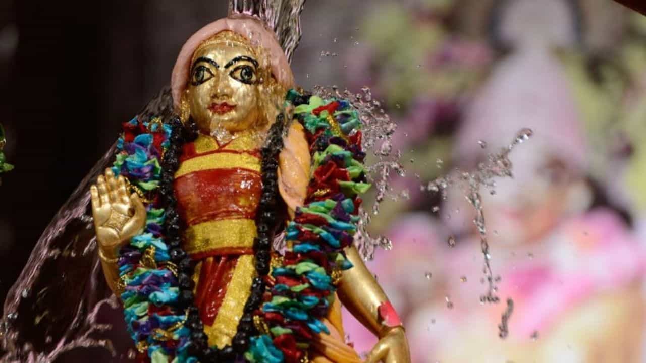 Radha Janmabhoomi: দেশের এই মন্দিরে কৃষ্ণ মহিলার পোশাকের বেশে থাকেন! কিন্তু কারণটা কী জানেন? Radha Janmabhoomi: দেশের এই মন্দিরে কৃষ্ণ মহিলার পোশাকের বেশে থাকেন! কিন্তু কারণটা কী জানেন?