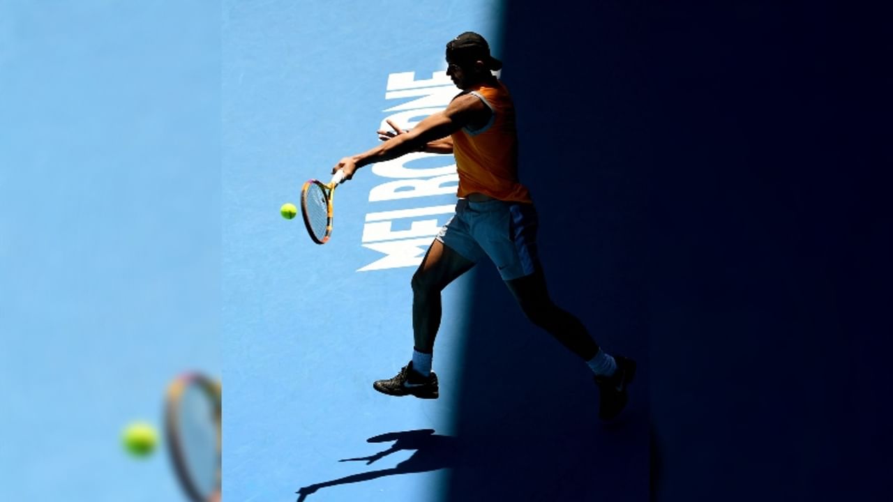 করোনা থেকে সুস্থ হয়ে উঠে, মেলবোর্ন পার্কে অনুশীলনে নেমে পড়েছেন বিশ্বের প্রাক্তন এক নম্বর টেনিস তারকা রাফায়েল নাদাল (Rafael Nadal)। (ছবি-অস্ট্রেলিয়ান ওপেন টুইটার)