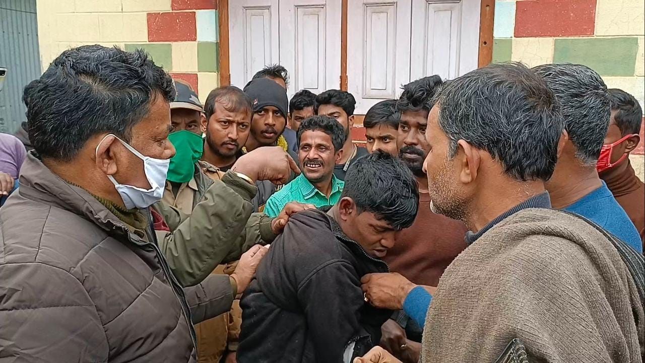 Mass beating: দিনে-দুপুরে হাত সাফাই করতেই কাল! গণ পিটুনির পর চোরকে ভর্তি করতে হল হাসপাতালে