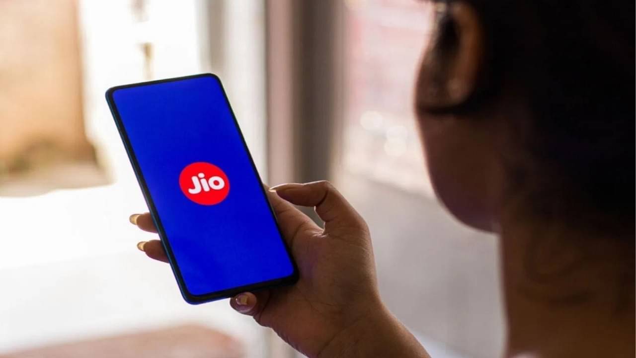 JioPhone 5G: চলতি বছরেই বাজারে রিলায়েন্স জিও-র ৫জি স্মার্টফোন, জিওফোন ৫জি-র দাম হবে ১০,০০০ টাকারও কম