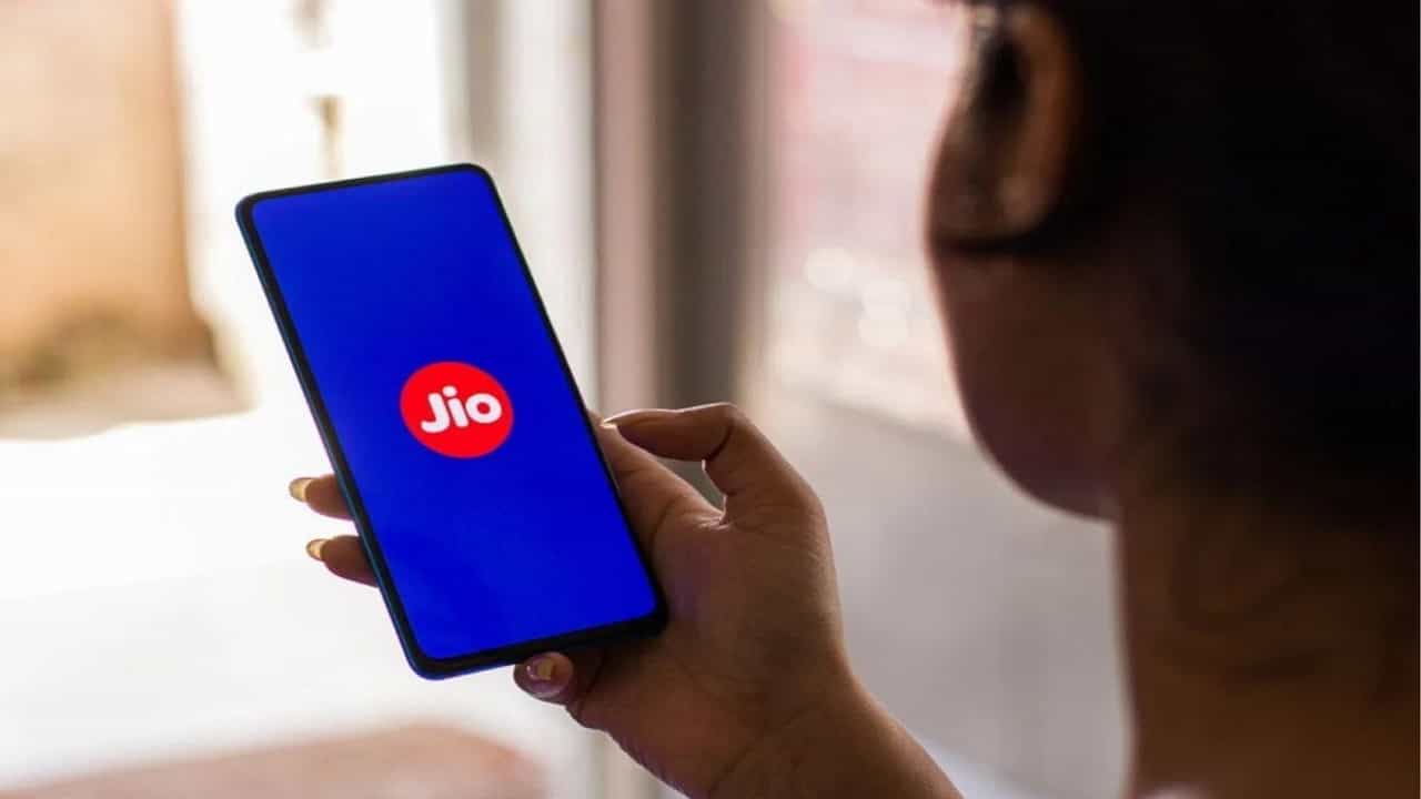JioPhone 5G: চলতি বছরেই বাজারে রিলায়েন্স জিও-র ৫জি স্মার্টফোন, জিওফোন ৫জি-র দাম হবে ১০,০০০ টাকারও কম JioPhone 5G: চলতি বছরেই বাজারে রিলায়েন্স জিও-র ৫জি স্মার্টফোন, জিওফোন ৫জি-র দাম হবে ১০,০০০ টাকারও কম