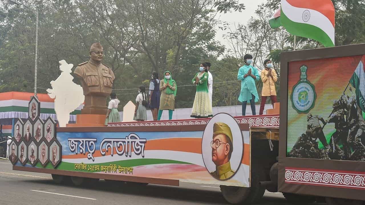 Netaji Tableau: রেড রোডে কুচকাওয়াজের প্রস্তুতি, সেজে উঠছে ৫২ ফুট লম্বা নেতাজির ট্যাবলো Netaji Tableau: রেড রোডে কুচকাওয়াজের প্রস্তুতি, সেজে উঠছে ৫২ ফুট লম্বা নেতাজির ট্যাবলো