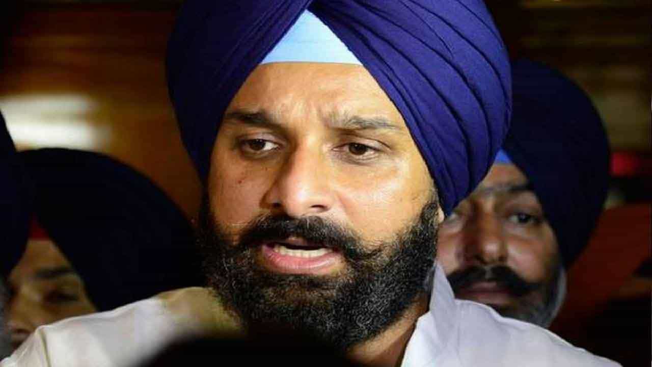 Punjab Assembly Election 2022: 'ফাঁসানো জন্য ষড়যন্ত্র করেছিল চন্নি সরকার', মাদক মামলায় জামিন পেতেই বিস্ফোরক অকালি দলের নেতা Punjab Assembly Election 2022: 'ফাঁসানো জন্য ষড়যন্ত্র করেছিল চন্নি সরকার', মাদক মামলায় জামিন পেতেই বিস্ফোরক অকালি দলের নেতা