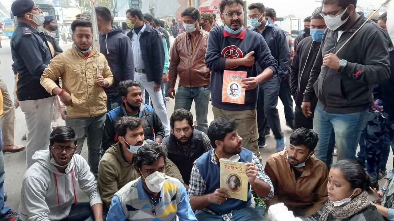 Kolkata SFI Agitation: চ্যাঙদোলা করে বিক্ষোভকারীদের সরাল পুলিশ, বিকাশভবনের সামনে এসএফআই-এর বিক্ষোভে ধুন্ধুমার Kolkata SFI Agitation: চ্যাঙদোলা করে বিক্ষোভকারীদের সরাল পুলিশ, বিকাশভবনের সামনে এসএফআই-এর বিক্ষোভে ধুন্ধুমার