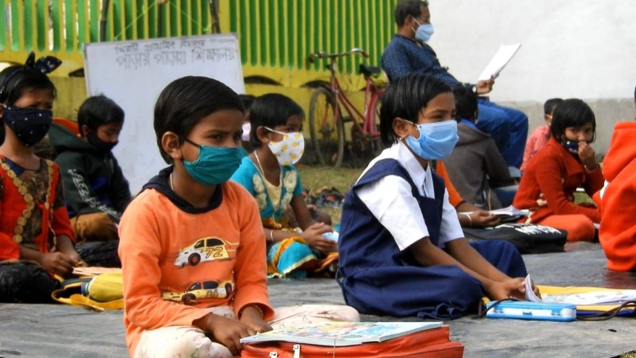 School in Paschim Medinipur: সরকারি নির্দেশিকার আগেই পাড়ায়-পাড়ায় চালু স্কুল!