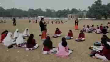 School in Murshidabad: বন্ধ ইস্কুল তাতে কী? খোলা মাঠেই পড়ুয়াদের ক্লাস নিচ্ছেন শিক্ষকরা