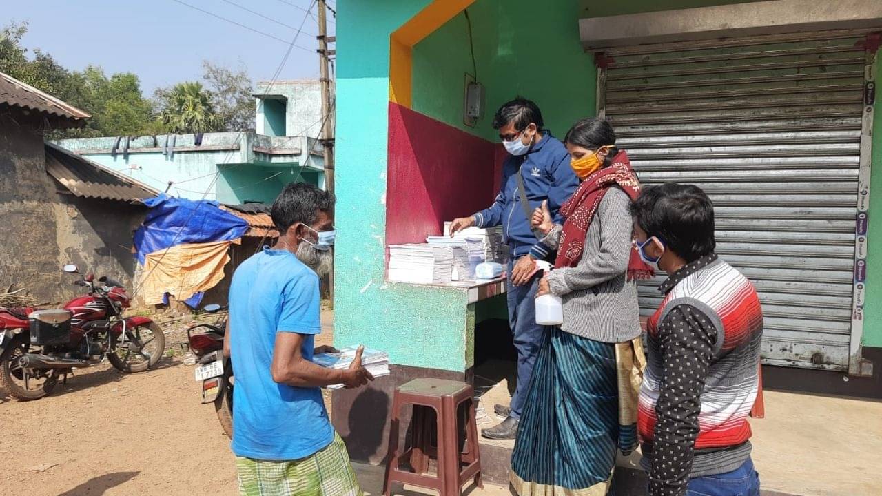 School: বন্ধ স্কুল, তবুও পিছিয়ে পড়া ছাত্র-ছাত্রীদের বাড়িতে পাঠ্যবই পৌঁছে দিচ্ছেন শিক্ষকরা