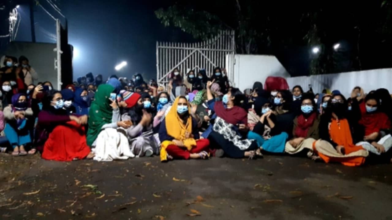 Bangladesh News:দাবি না মানলে জরুরি পরিষেবা বন্ধ, উপাচর্যের পদত্যাগের দাবিতে আরও কঠোর আন্দোলনকারীরা