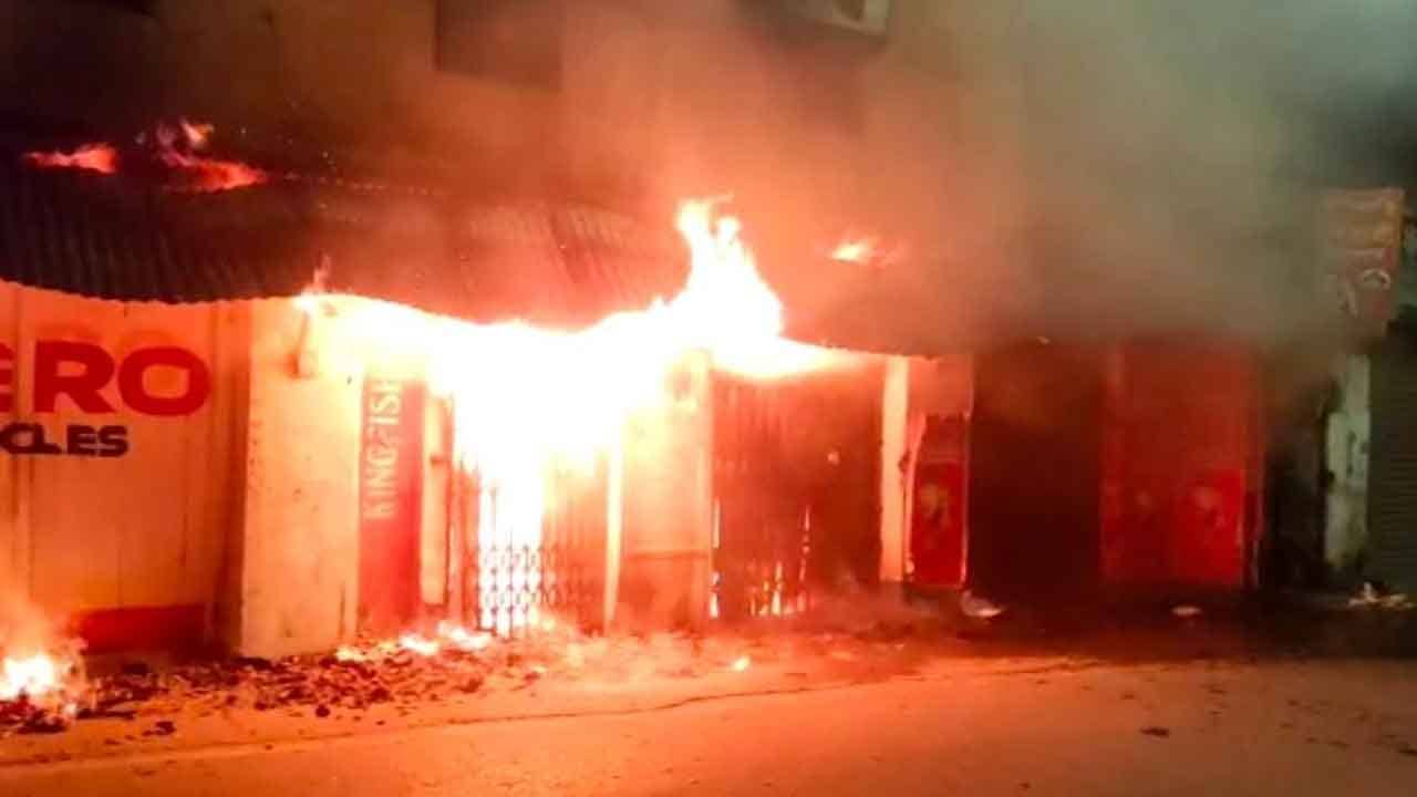 Siliguri Fire: একের পর এক বিস্ফোরণ, বিকট শব্দ আর সঙ্গে কুণ্ডলীকৃত কালো ধোঁয়া! শিলিগুড়িতে ভয়ঙ্কর ঘটনা