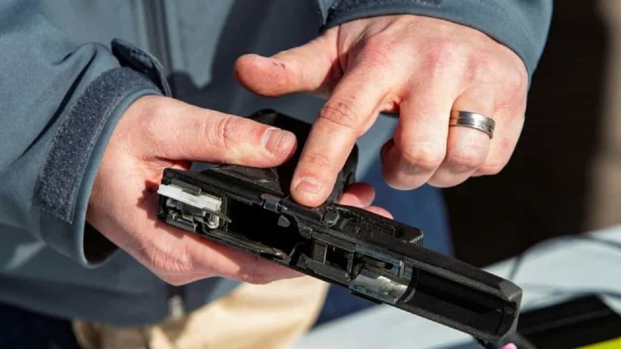 Smart Guns: অপরাধ ঠেকাতে এবার আমেরিকায় আসছে স্মার্ট বন্দুক, মালিক ছাড়া আর কেউ গুলি চালাতে পারবে না! Smart Guns: অপরাধ ঠেকাতে এবার আমেরিকায় আসছে স্মার্ট বন্দুক, মালিক ছাড়া আর কেউ গুলি চালাতে পারবে না!