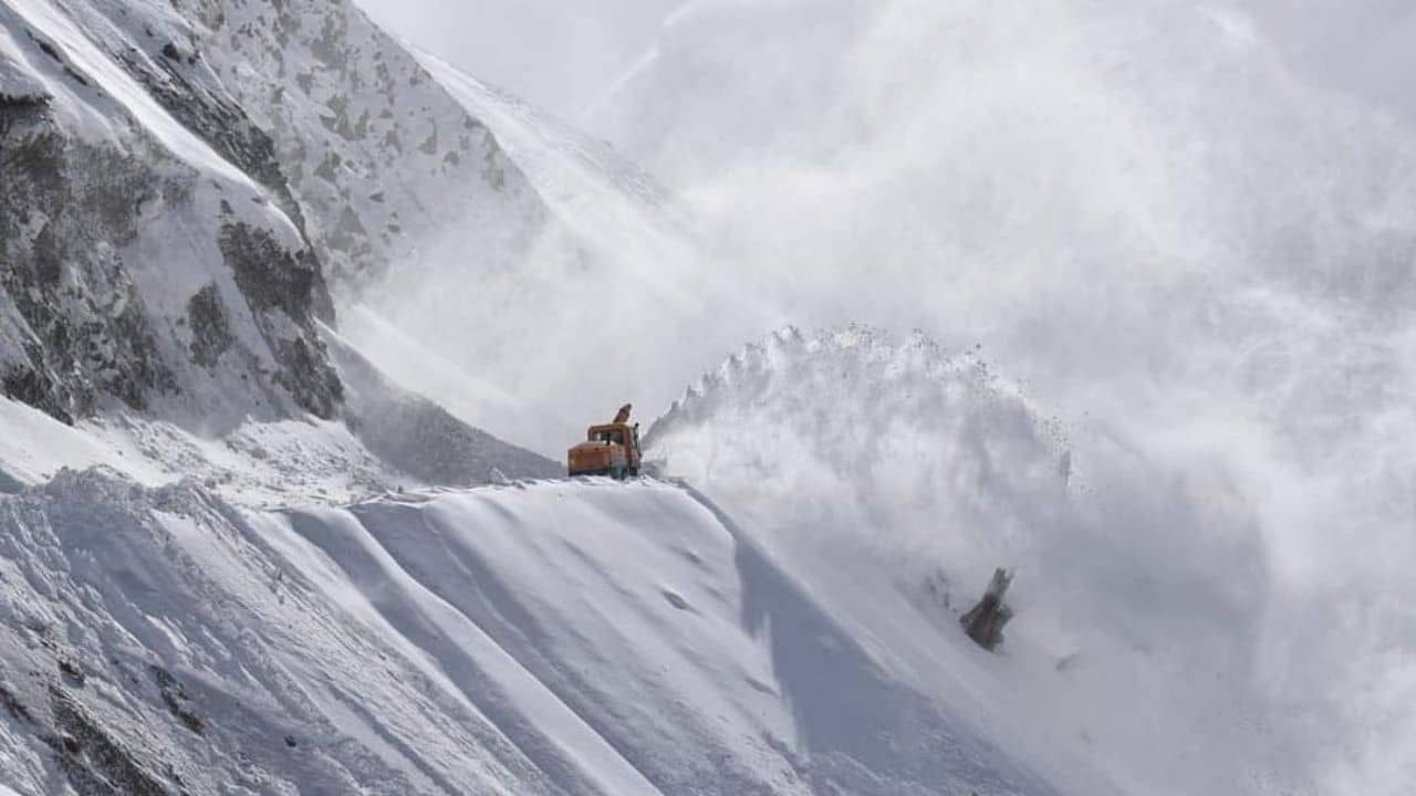 Kashmir Snowfall: ভারী তুষারপাত ও বাজে আবহাওয়ায় বন্ধ শ্রীনগর-লেহ হাইওয়ে, বাতিল বহু উড়ান