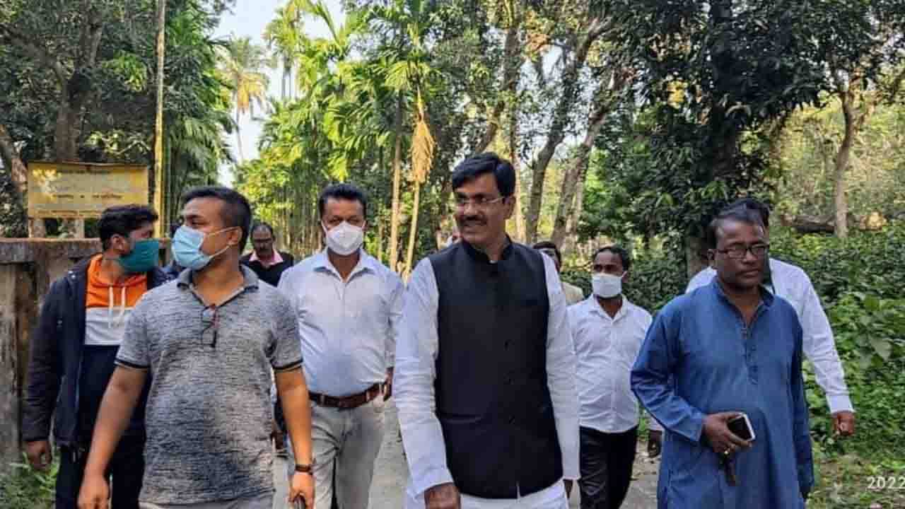 COVID19 Protocol: শাসক দলের করোনা হয় না! মাস্ক ছাড়াই ঘুরে বেড়ালেন এগরার বিধায়ক