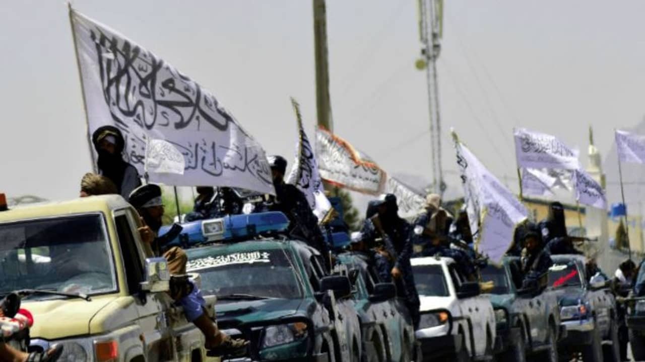 Taliban : বিক্ষোভ দমাতে শক্তি প্রদর্শন, মাথায় ফেট্টি বেঁধে মার্কিন অস্ত্র হাতে কুচকাওয়াজ তালিবদের