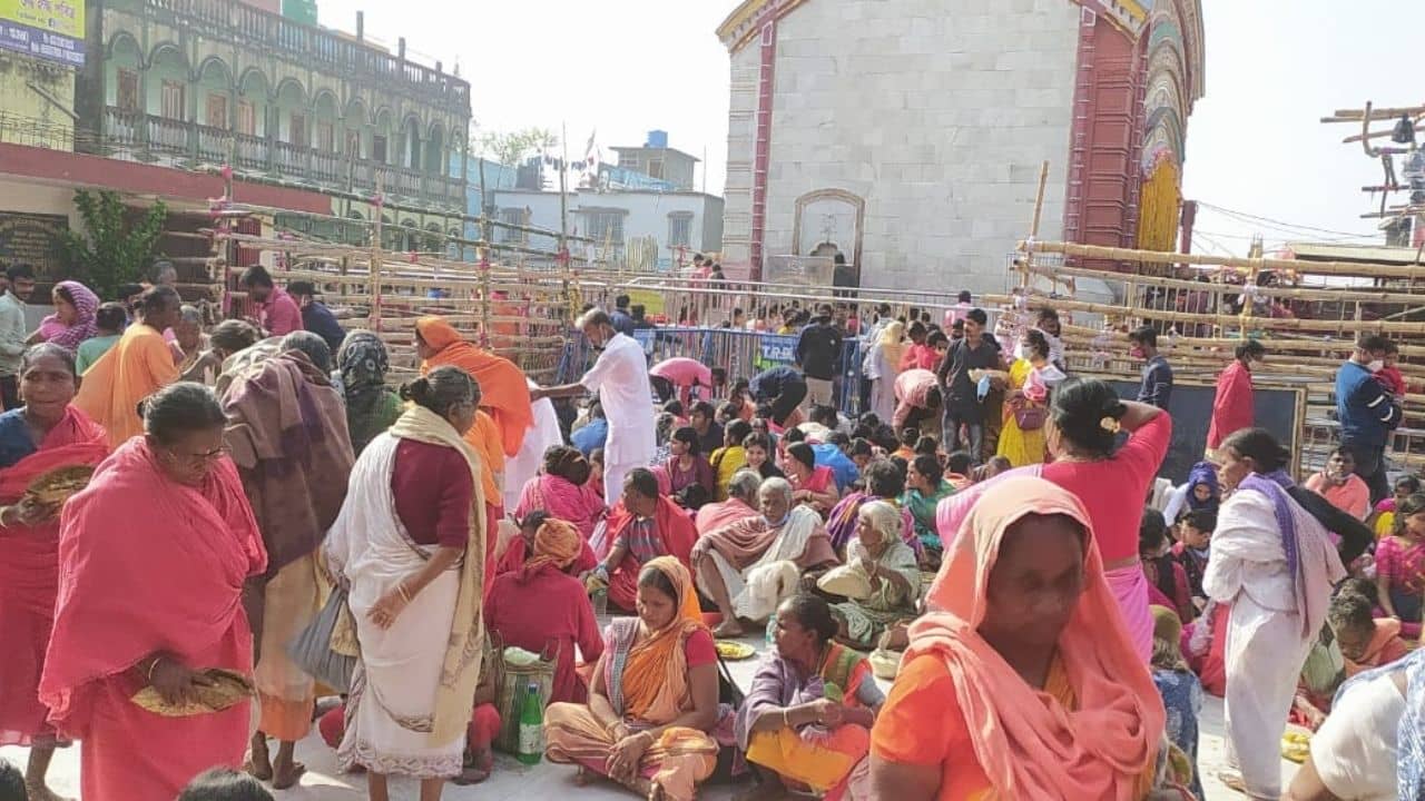 Tarapith Temple: থিকথিক করছে ভিড়, উধাও করোনা বিধি! এ কী অবস্থা তারাপীঠের?