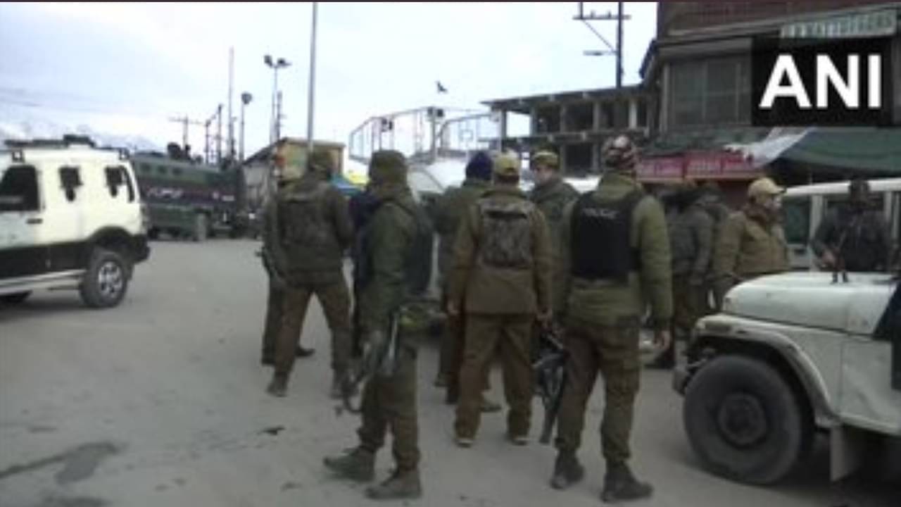 J&K Terror Plan Foiled: বড়সড় নাশকতার ছক বানচাল উপত্যকায়, প্রচুর আইইডি বিস্ফোরক উদ্ধার করল যৌথবাহিনী