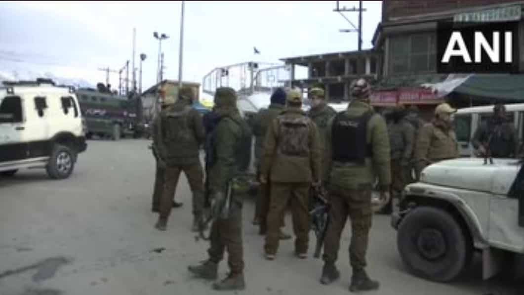 J&K Terror Plan Foiled: বড়সড় নাশকতার ছক বানচাল উপত্যকায়, প্রচুর আইইডি বিস্ফোরক উদ্ধার করল যৌথবাহিনী J&K Terror Plan Foiled: বড়সড় নাশকতার ছক বানচাল উপত্যকায়, প্রচুর আইইডি বিস্ফোরক উদ্ধার করল যৌথবাহিনী